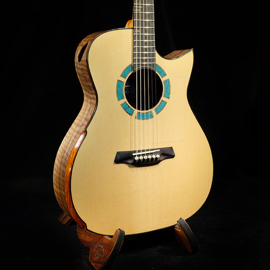 Blue Label | Deep OM Sitka Flamed Walnut #134 | Hold